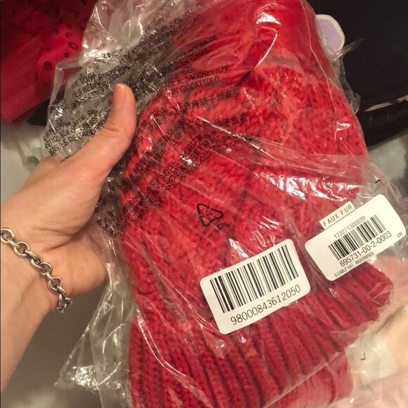 Red knit pom pom beanie - Picture 2 of 3